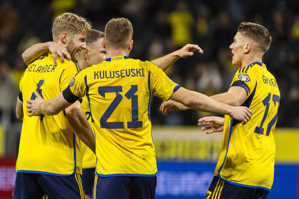 Los jugadores de Suecia celebran después de marcar el gol 1-0 durante el partido de clasificación para la Eurocopa 2024 entre Suecia y Estonia en el Friends Arena el 19 de noviembre de 2023 en Solna, Suecia. (Foto de Michael Campanella/Getty Images)