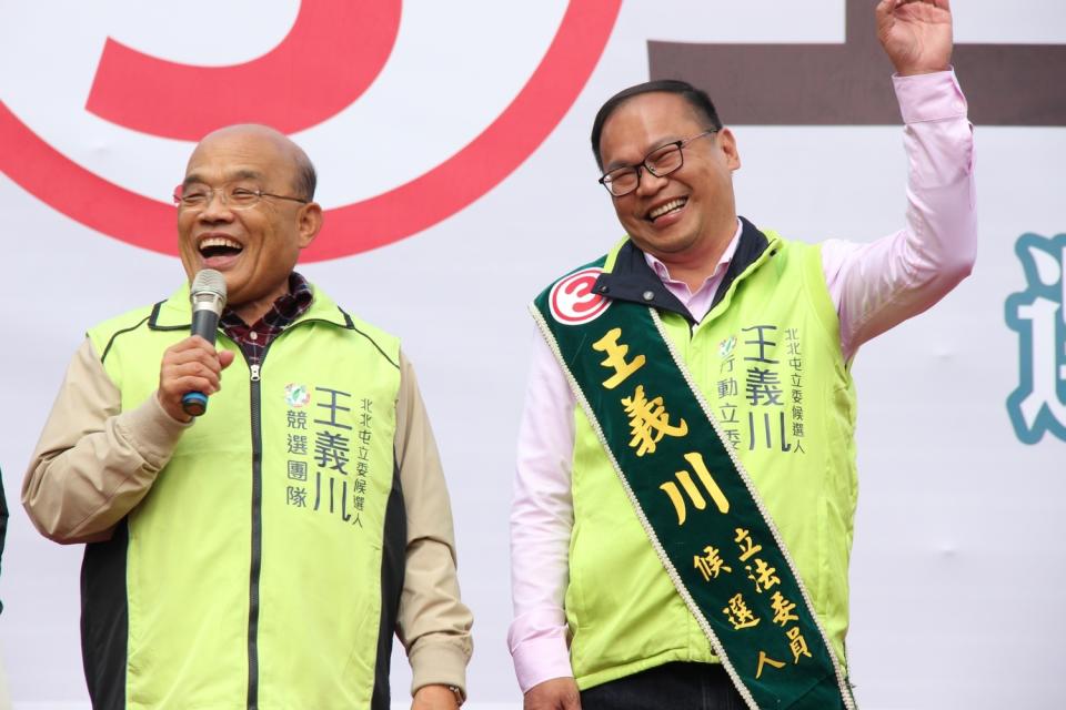 台中市立委補選，蘇貞昌為王義川站台。資料照片。   圖：王義川競選總部/提供