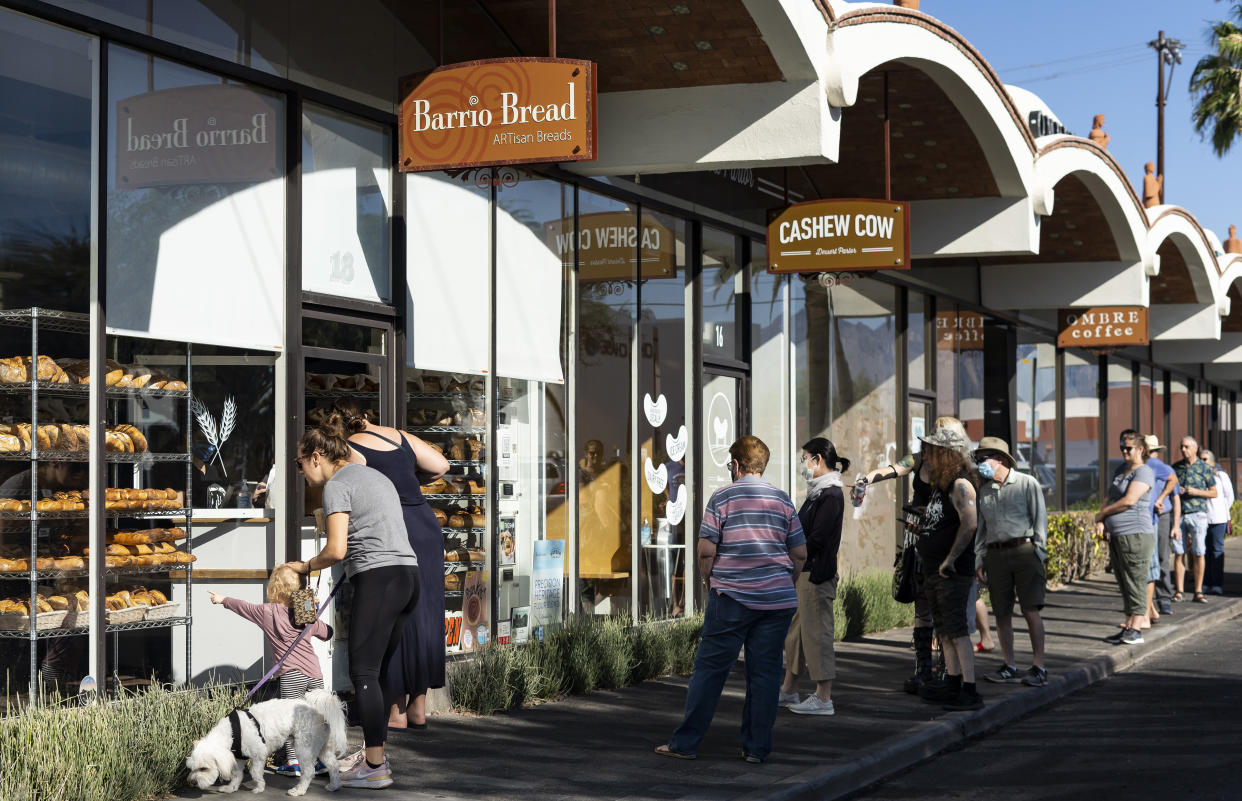 Don Guerra, a la izquierda, y sus empleadas, Tanya Burr y Crystal Smith, preparan los pedidos para su entrega en Barrio Bread en Tucson, Arizona, el 1.° de octubre de 2021. (Rebecca Noble/The New York Times).