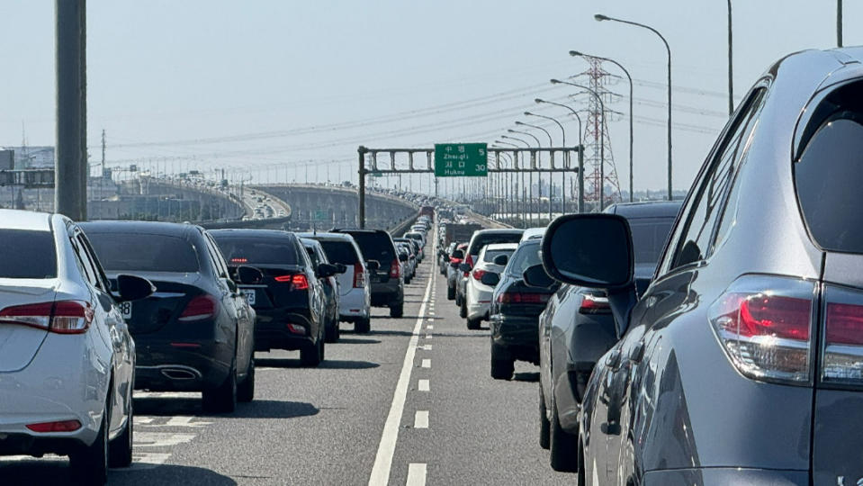 高公局今（6/25）日表示，預估暑假期間每週五至週日交通量為112年1.2倍。高速公路示意圖，陳品佑攝