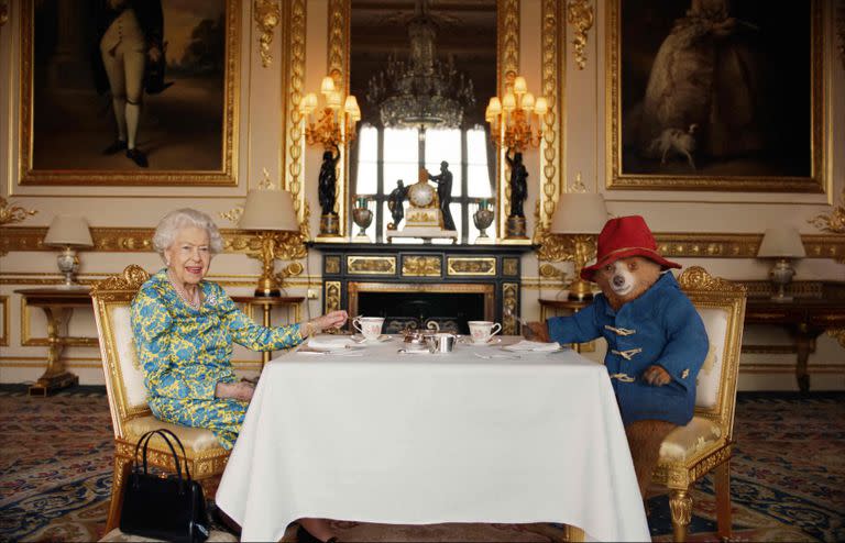 La reina Isabel II y al oso Paddington tomando té con crema en el Palacio de Buckingham en el video que se proyectó en la Fiesta Platino de la BBC