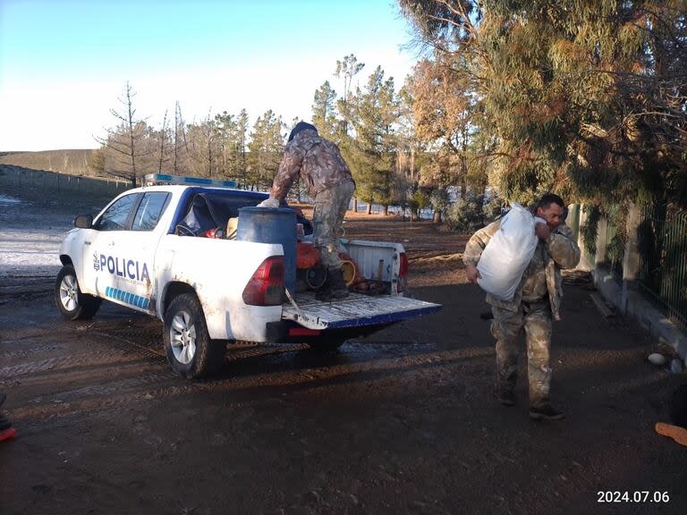 Policía lleva víveres e insumos a peones de una estancia ubicada a 164 km de Puerto Deseado, Santa Cruz.