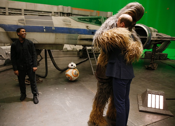 Chewbacca obvió todos los protocolos y le dio un abrazo de oso a William.