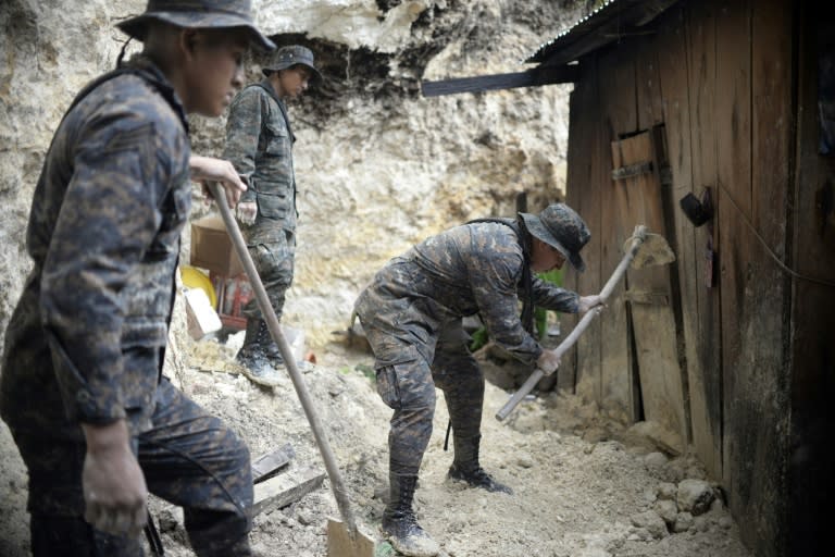 Soldiers clean up after floods caused by Hurricane Earl in the town of Melchor de Mencos in Guatemala's Peten region, in August 2016