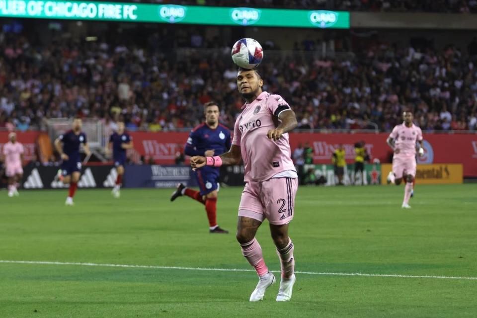 El jugador del Inter Miami DeAndre Yedlin conduce la pelota en el partido de la MLS ante el Chicago Fire, celebrado el 4 de octubre de 2023 en Chicago.