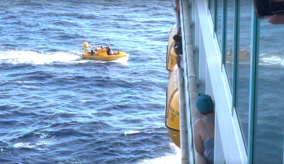 Passagiere an Bord der Mariner of the Sea von Royal Caribbean sehen zu, wie die Besatzung eine Frau, die am Sonntag über Bord ging, erfolgreich rettet. - Copyright: Courtesy of Matthew Kuhn
