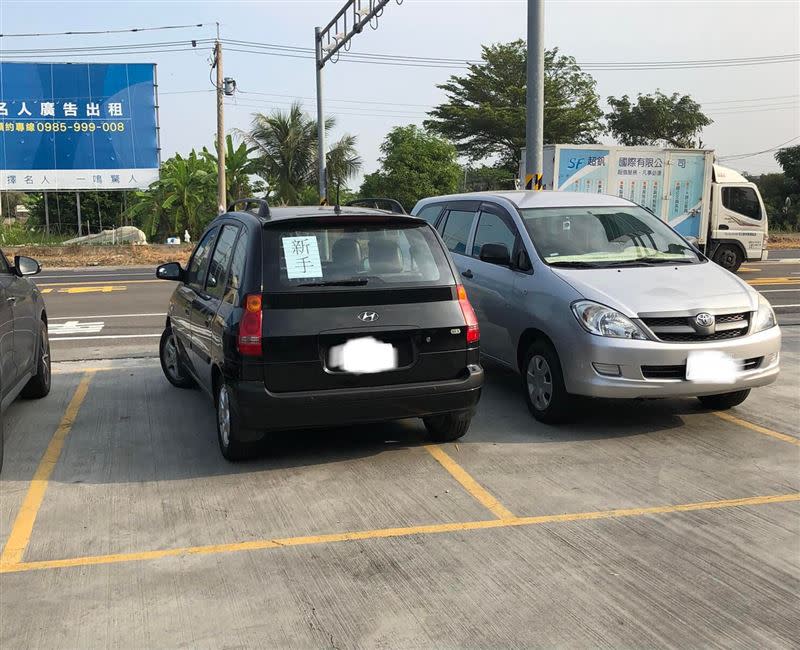 ▲停車場驚見高端「斜停技術」，「車窗大字報」笑翻網友。（圖／翻攝自《爆廢公社》臉書）