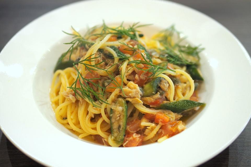 From their lunch set for this week, you get a fresh tasting pasta with dill, fish flakes, fresh tomatoes and lady's fingers.