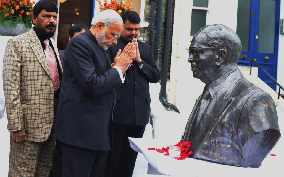 The Prime Minister, Shri Narendra Modi and the Chief Minister of Maharashtra, Shri Devendra Fadnavis, at Dr. Bhimrao Ramji Ambedkar Memorial, in London on November 14, 2015