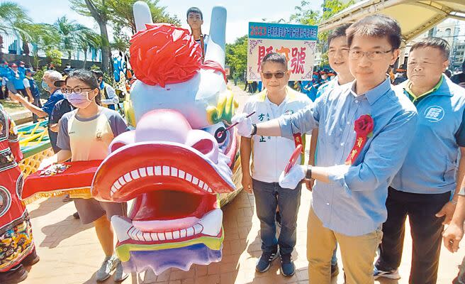 受疫情影響停辦3年，屏東東港龍舟賽將於今年端午節強勢回歸，東港鎮公所昨日先行在龍舟賽場旁舉行龍舟開光點睛儀式。（謝佳潾攝）