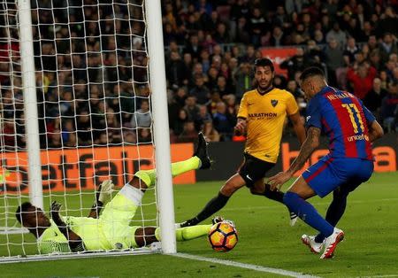 Football Soccer - Barcelona v Malaga - Spanish La Liga Santander - Camp Nou stadium, Barcelona, Spain - 19/11/16. Barcelona's Neymar and Malaga's goalkeeper Carlos Kameni in action. REUTERS/Albert Gea