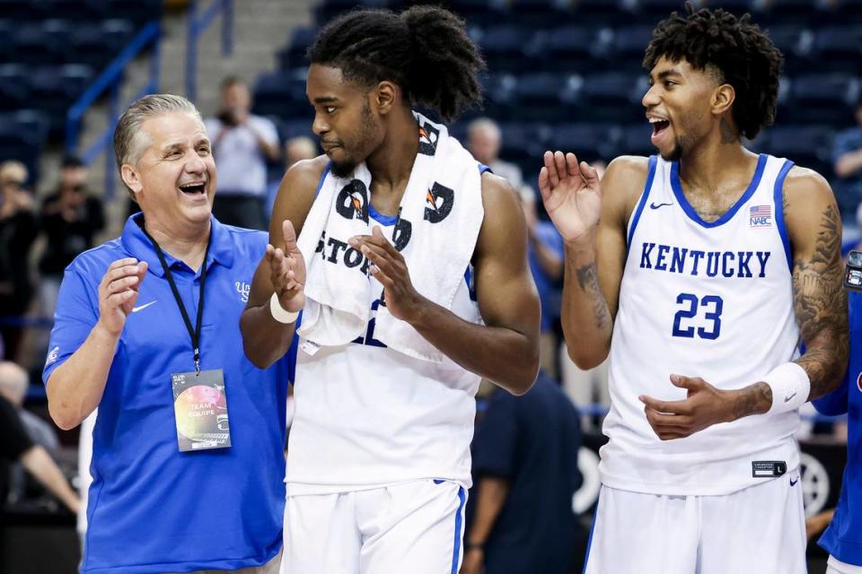 Coach John Calipari celebrated Kentucky’s gold medal victory at the GLOBL JAM with Antonio Reeves, center, and freshman Jordan Burks.