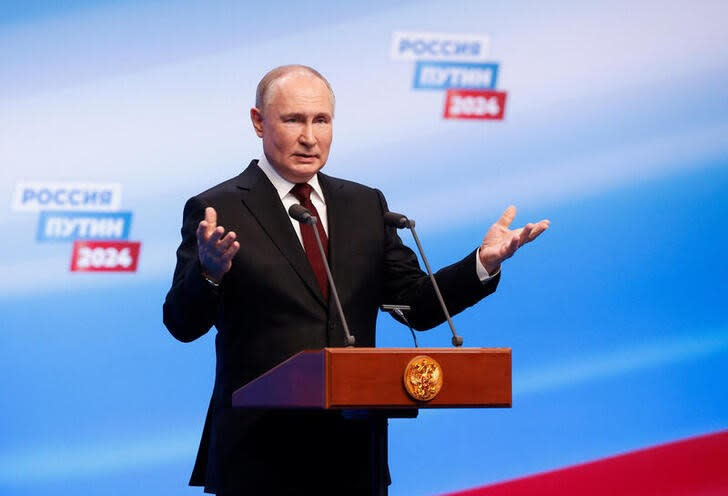 Foto del domingo del Presidente ruso Vladimir Putin hablando en Moscú tras las elecciones