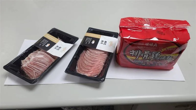 老婦人偷了2盒冷凍豬肉片、1包泡麵，非第一次犯案，早被超商店員盯上。（圖／翻攝畫面）