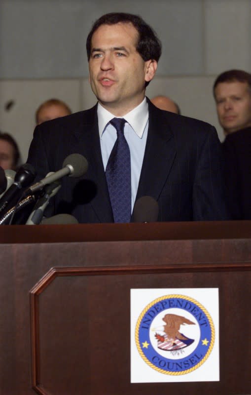 INDEPENDENT COUNSEL ROBERT RAY READS STATEMENT ABOUT PRESIDENT CLINTON.