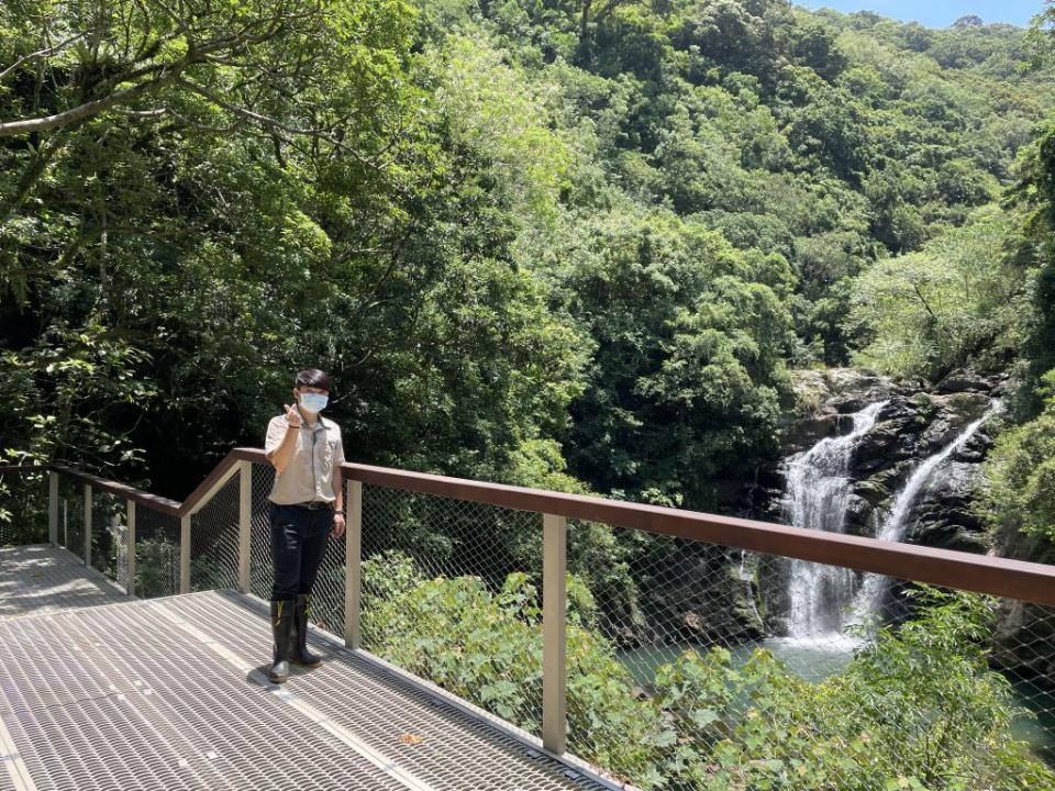 屏東林管處所轄的墾丁、雙流、藤枝國家森林遊樂區，及林後四林平地森林園區，陪民眾賞景迎春過新年，圖為雙流瀑布。（記者毛莉攝）