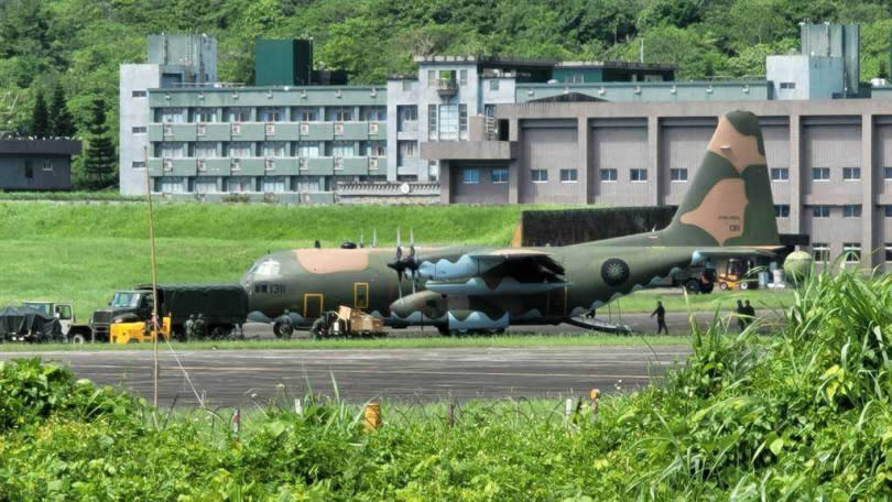 C-130運輸機，早上就4架次起落整補作業，讓後勤及地面作戰友軍，不用擔心後勤補給問題。（圖／民眾提供）