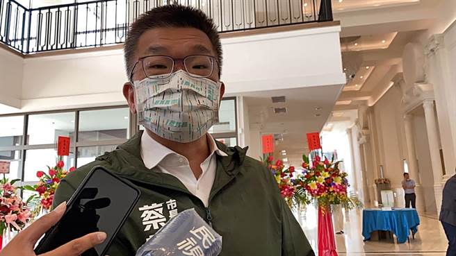 看到網路出現自己與周玉寇同框宣傳圖，民進黨台中市長參選人蔡其昌回應，這是什麼意思？不清楚是誰在流傳這樣的圖卡，也不清楚對方的意圖。（馮惠宜攝）