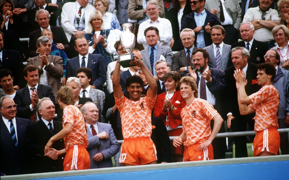 Frank Rijkaard raises the European Championship trophy