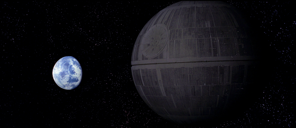 La destruccion de Alderaán por la Estrella de la Muerte provocó, en palabras de Obi-Wan Kenobi, «una gran perturbación en la fuerza», pero él no pudo tener conocimiento instantáneo del suceso porque nada, ni siquiera «la fuerza», puede viajar por el espacio con una velocidad infinita. <a href="https://starwars.fandom.com/wiki/Destruction_of_Alderaan" rel="nofollow noopener" target="_blank" data-ylk="slk:starwars.fandom.com;elm:context_link;itc:0" class="link ">starwars.fandom.com</a>