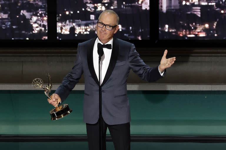 Michael Keaton fue de los primeros ganadores de la noche, por su trabajo en Dopesick