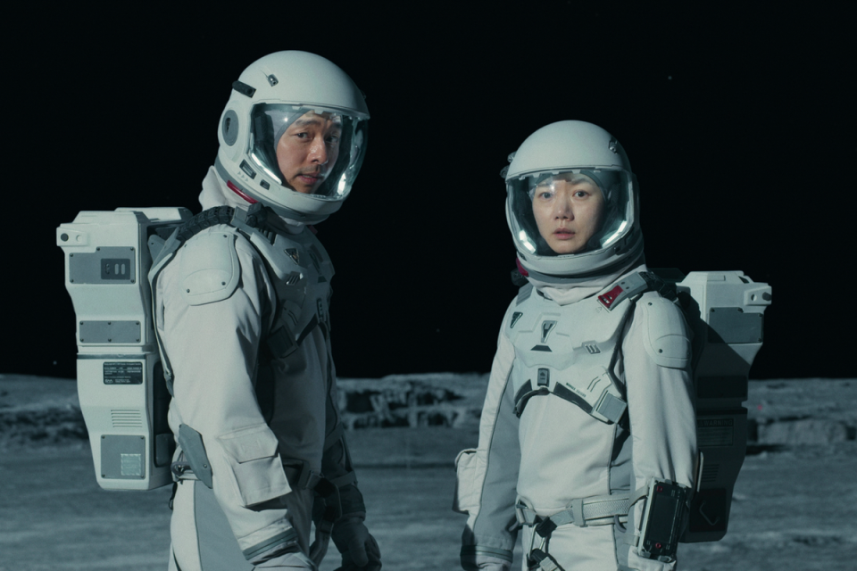 《寧靜海》由孔劉（左）與裴斗娜主演，並由影帝鄭雨盛擔任監製。（Netflix提供）