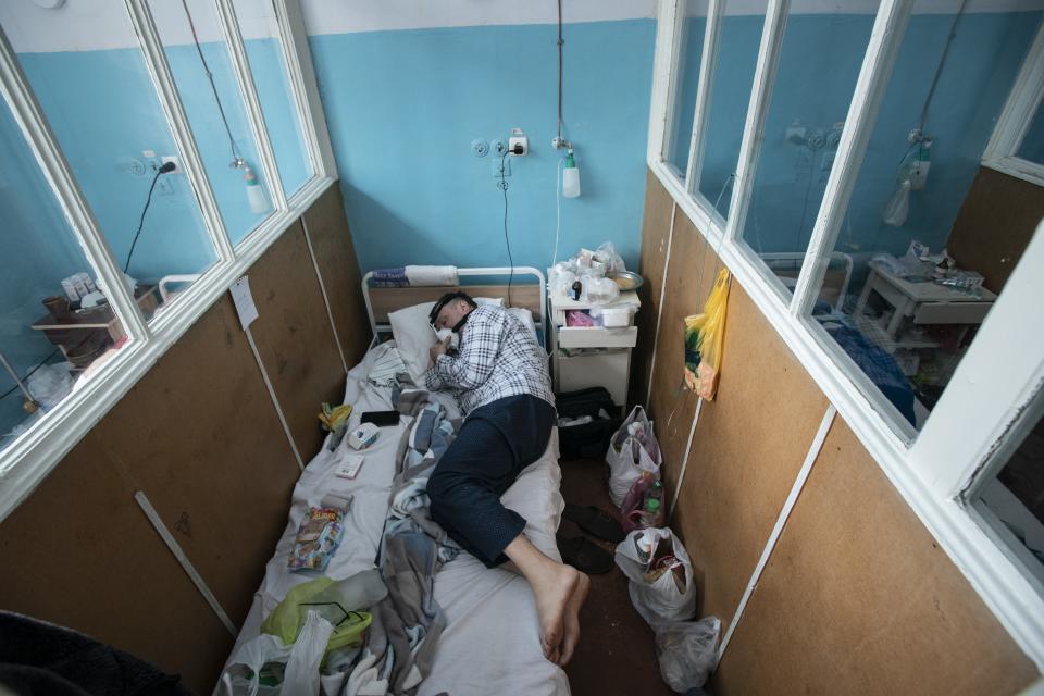 A patient with coronavirus breathes with the help of an oxygen mask at an intensive care unit in the regional hospital in Chernivtsi, western Ukraine, Wednesday, Feb. 24, 2021. The number of coronavirus cases in the western part of the country has risen sharply since the end of a strict two-week lockdown last month. (AP Photo/Evgeniy Maloletka)