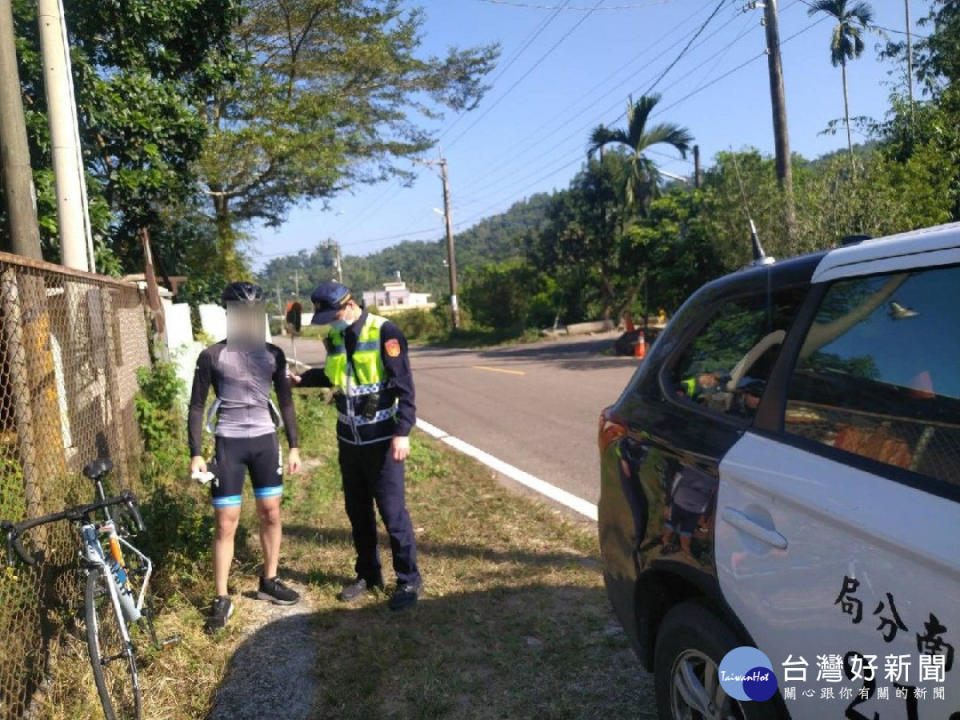 經警方安撫檢查，騎士傷勢並無大礙/斗南警分局提供