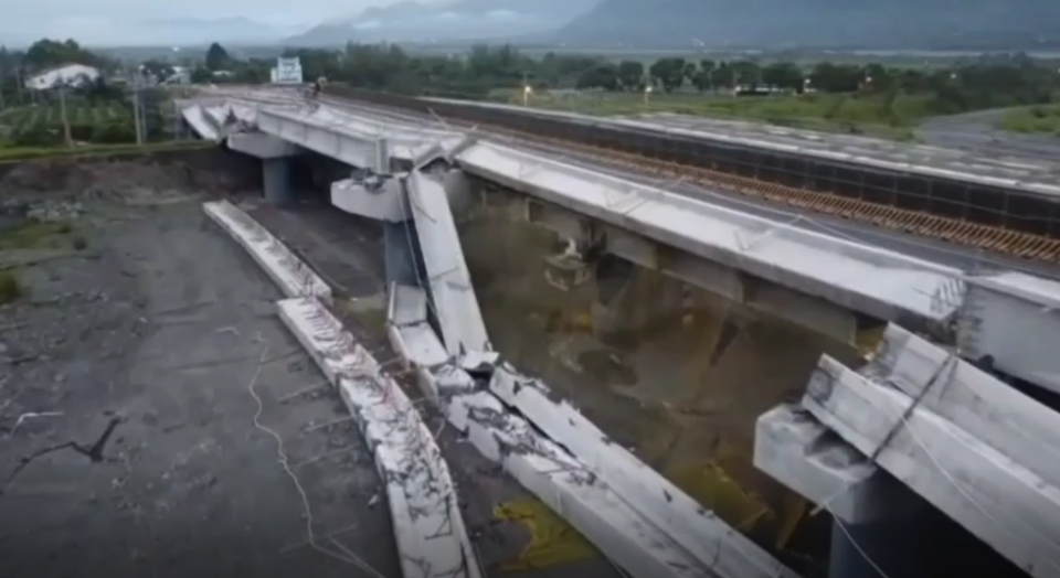 玉興橋因地震狂搖，導致橋基、橋面應聲斷裂。（圖／中天新聞）