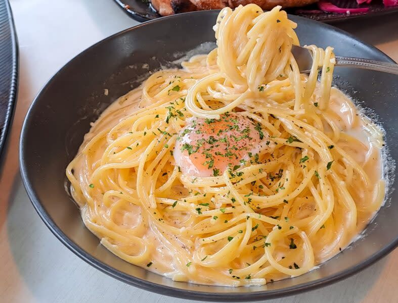 mad charcoal - creamy pasta