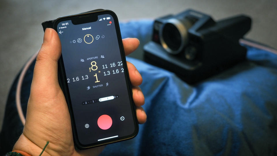 Polaroid smartphone app controlling a Polaroid I-2 camera