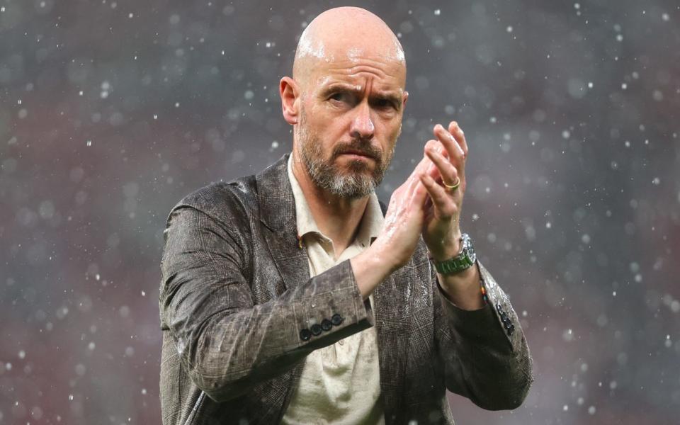 Ο Erik ten Hag χειροκροτεί για τους οπαδούς στη βροχή