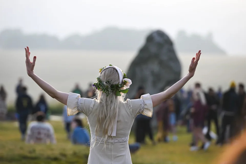 <p>"Stonehenge continúa cautivando y uniendo a la gente para celebrar las estaciones, tal como lo ha hecho durante miles de años", dijo Nichola Tasker, directora de Stonehenge en English Heritage. (Photo by Finnbarr Webster/Getty Images)</p> 