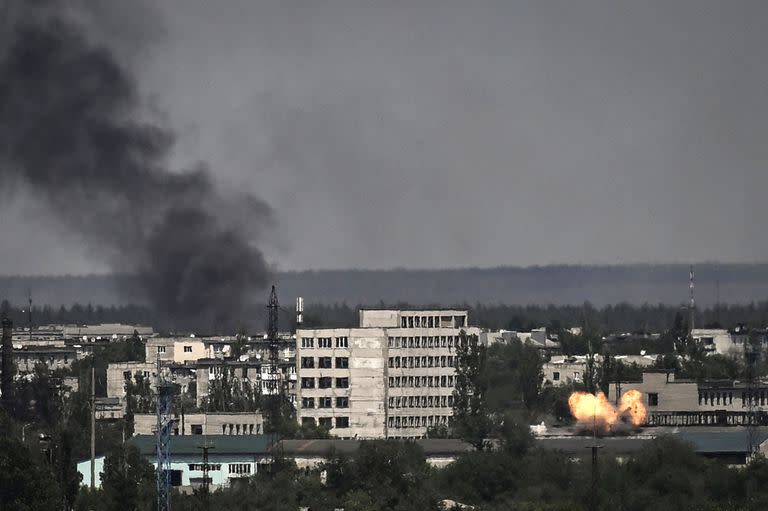 A photograph shows an explosion in the city of Severodonetsk during heavy fightings between Ukrainian and Russian troops at eastern Ukrainian region of Donbas on May 30, 2022, on the 96th day of the Russian invasion of Ukraine. - EU leaders will try to overcome Hungary's rejection of a Russian oil embargo on May 30, 2022 as part of a further tightening of sanctions against Moscow, whose forces are advancing in eastern Ukraine, with fighting in the heart of the key city of Severodonetsk. (Photo by ARIS MESSINIS / AFP)