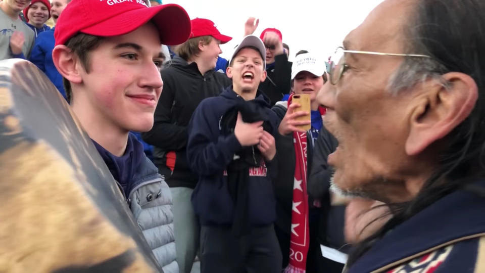 El estudiante Nick Sandmann, de la escuela católica Covington High School, y el líder nativoamericano y veterano de Vietnam, Nathan Phillip. (Kaya Taitano via Reuters)