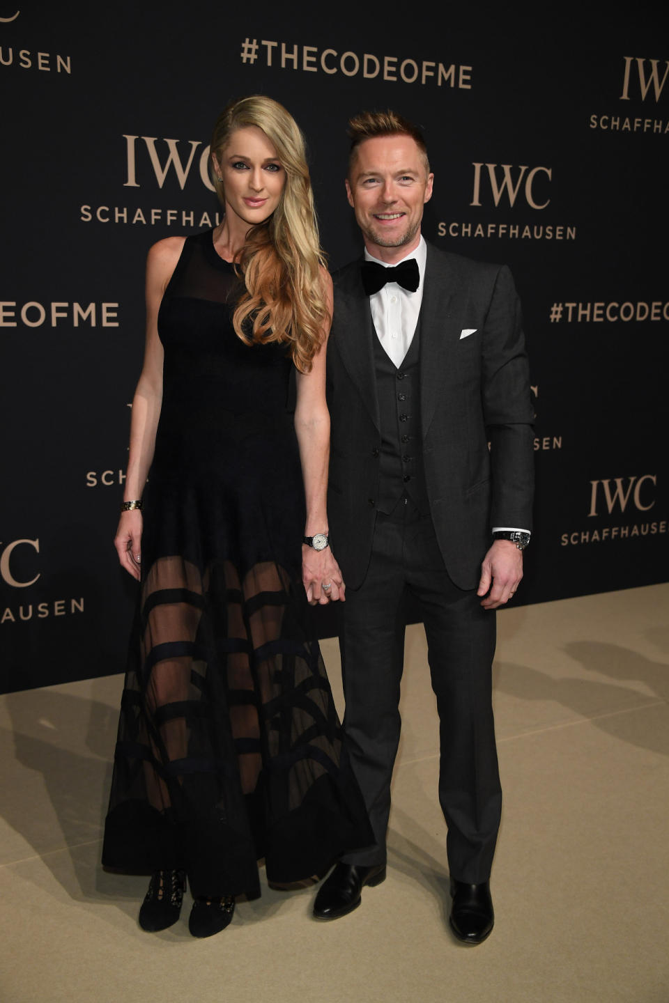 Zusammen mit seiner Frau Storm posierte Musiker Ronan Keating auf der “IWC”-Party für die Fotografen. Während er eine gute Figur in seinem klassischen Anzug machte, überzeugte Storm mit einem sexy Kleid in Schwarz, das ihren wachsenden Baby-Bauch kaum erkennen ließ. (Bild-Copyright: Venturelli/WireImage/Getty Images)