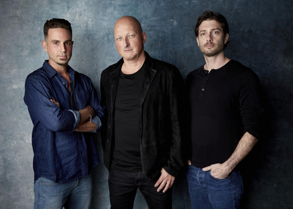 En esta foto del 24 de enero del 2019, de izquierda a derecha, Wade Robson, el director Dan Reed y James Safechuck posan durante la promición de su documental "Leaving Neverland" en el Festival de Cine de Sundance en Park City, Utah. (Foto por Taylor Jewell/Invision/AP, Archivo)