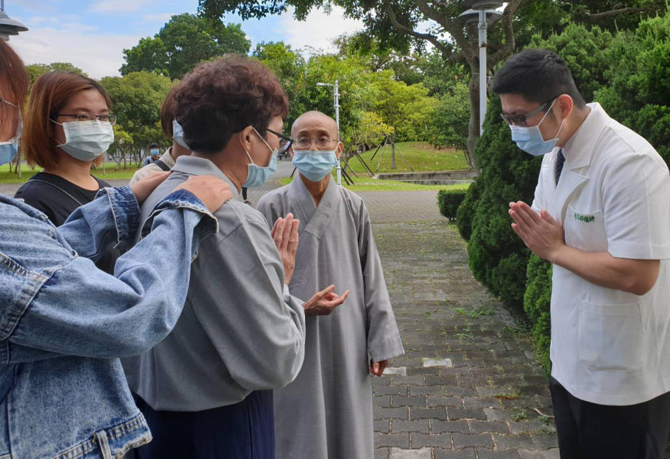 無語良師吳劉亂老師的女兒吳秋金也感謝前來家訪的廖家麟醫師，全家人都感受到了廖醫師的用心與貼心，相信媽媽也會很開心。