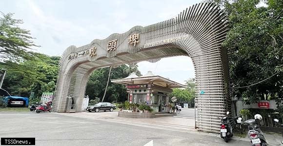 歡慶新化果菜市場喬遷試營運，南市觀旅局虎頭埤風景區廿四日入園半票同慶，邀民眾來逛市場、踏青。（記者李嘉祥攝）