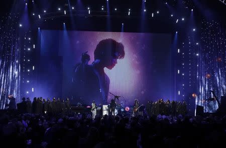 32nd Annual Rock & Roll Hall of Fame Induction Ceremony - Show – New York City, U.S., 07/04/2017 – Lenny Kravitz performs a tribute to Prince. REUTERS/Lucas Jackson