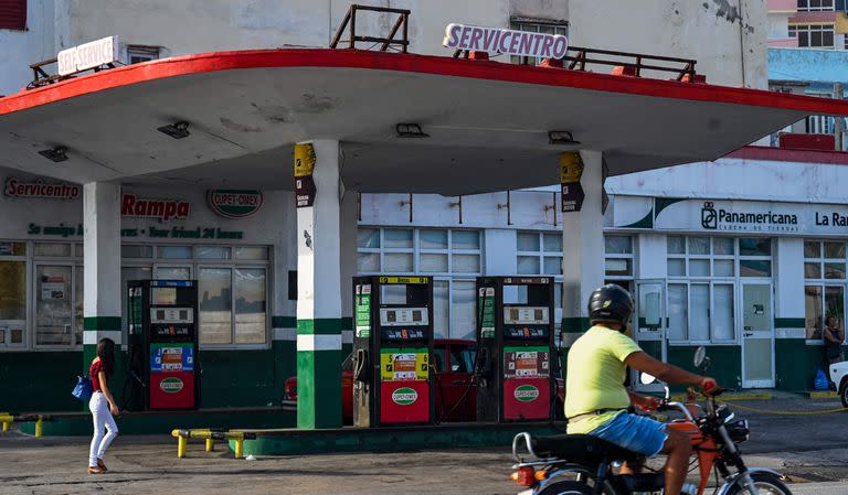 Una estación de servicio sin combustible en La Habana. (YAMIL LAGE / AFP)