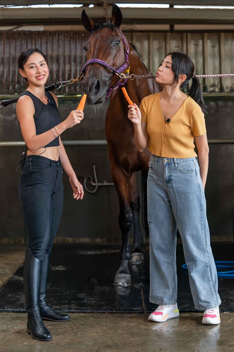 謝雨芝、房思瑜洗馬。（圖／TVBS提供）