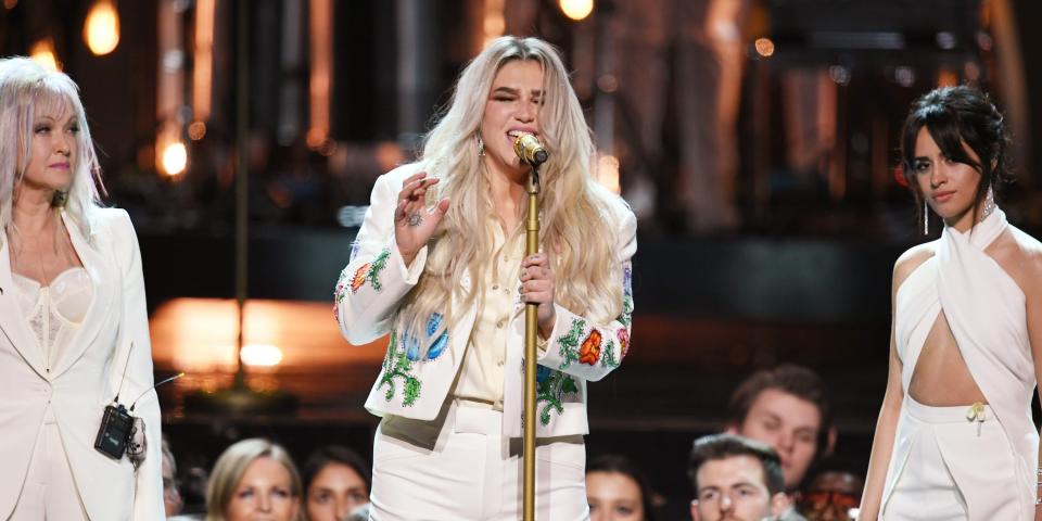 kesha praying 2018 grammys