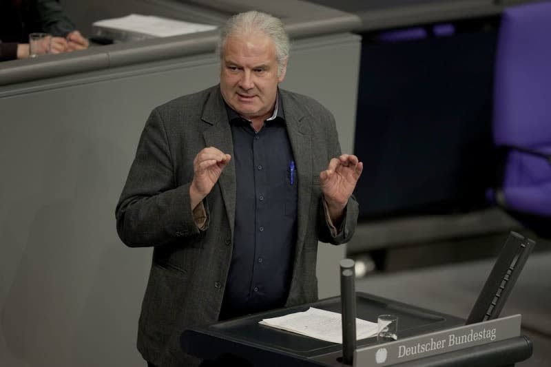 Andrej Hunko speaks during a debate at the German Bundestag. Michael Kappeler/dpa