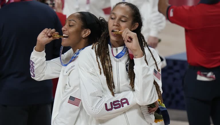 Brittney Griner junto a A'Ja Wilson con sus medallas de oro tras la consagración en los Juegos Olímpicos de Tokio