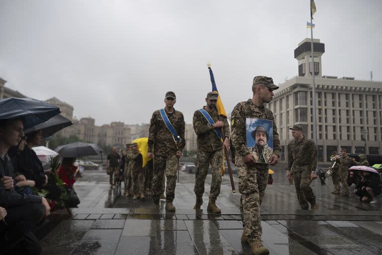 El funeral de un soldado ucraniano muerto en Kharkiv, en la Plaza Maidan, en Kiev. (AP/Alex Babenko)