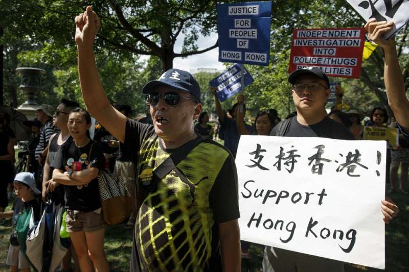 <cite>華裔民眾聚集在白宮前的拉法葉廣場，聲援香港反送中運動。（AP）</cite>