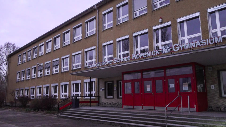 Auch die Evangelische Schule Köpenick ist geschlossen. Seit Dienstag (19.02.2019) ist der Stadtteil Köpenick von der Stromversorgung abgeschnitten, mehr als 30.000 Haushalte und 2.000 Gewerbebetriebe sind betroffen. (Bild: Julian Stähle/dpa-Zentralbild/dpa)