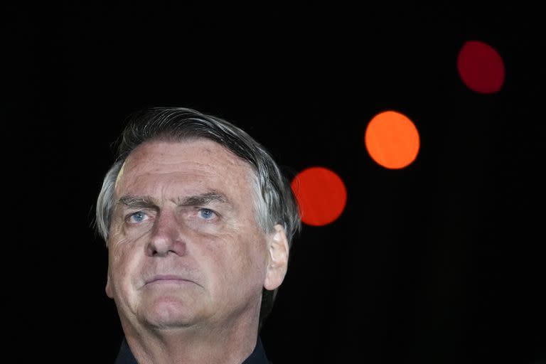 El presidente de Brasil, Jair Bolsonaro, que se postula para otro mandato, gesticula durante una conferencia de prensa luego del cierre de las urnas para las elecciones generales en Brasilia, Brasil, el domingo 2 de octubre de 2022.