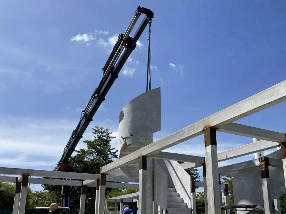 Placing the staircase into the hotel complex.